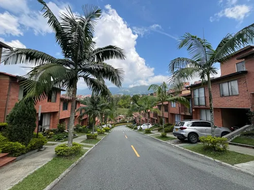 Casa De Dos Niveles En Envigado
