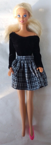 Muñeca Barbie, Mattel, Falda Azul Blusa Negra Vintage 90's (Usado)