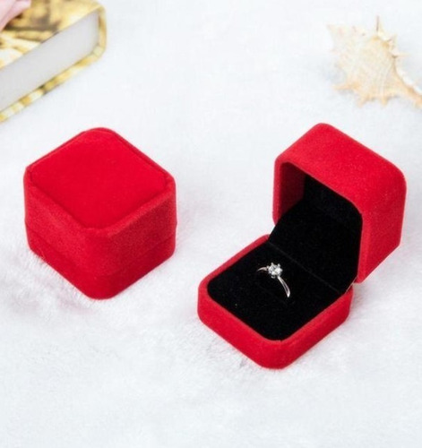 Imagen 2 de 4 de Caja Anillo Aros Joyas Terciopelo Rojo Fondo Negro