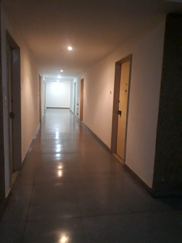 Imagen 3 de 16 de Departamento 2 Amb Interno En El Centro Sobre Peatonal San Martin A Reciclar