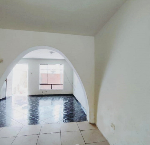 Imagen 4 de 14 de Remato Acogedora Casa Cerca C. Comercial Y Estación Metro