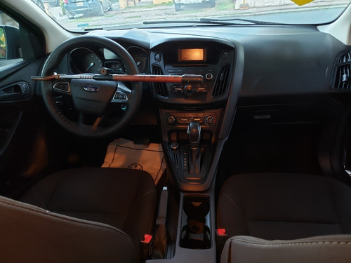 Imagen 3 de 8 de Ford Focus 2016 Gris