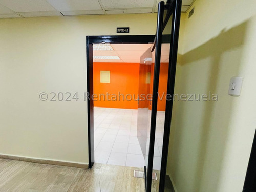 Oficina Comercial O Showroom, En La Iconica Y Prestigiosa Torre Sindoni De Maracay 24-23542 Irrr