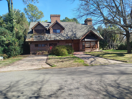 Casa Sobre Golf De Muy Buena Calidad En Excelente Ubicación 2 Lotes