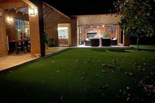 Excelente Casa De Estilo Inglés- Cancha De Golf