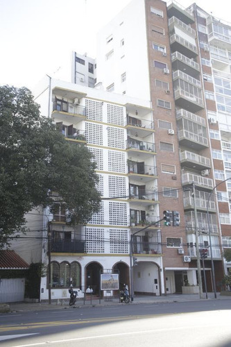 Muy Amplio Depto De 3 Ambientes Al Frente Con Vista Al Río.