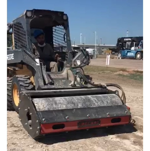 Implemento Vibrocompactador Liso Pecarí - Minicargadora