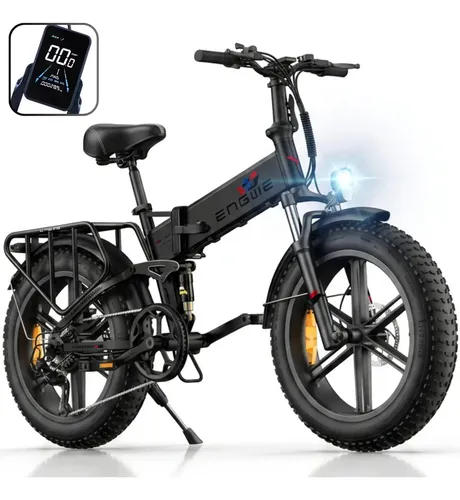 Bicicleta elétrica Engwe preta, dobrável, com pneus fat e bagageiro, exibida em fundo branco com display digital em destaque no canto superior esquerdo.