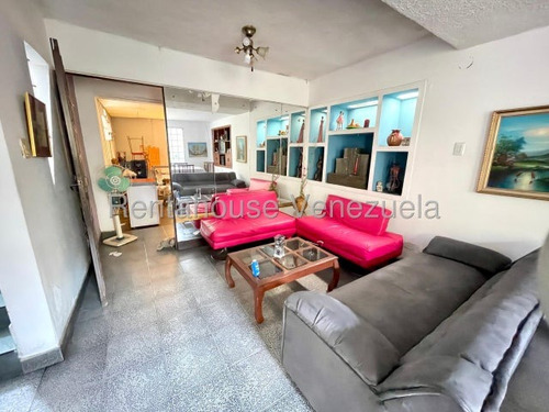 Amplia Y Cómoda Casa En Venta Al Oeste De La Ciudad, Posee Gran Distribución Interna Para El Disfrute De Tu Familia