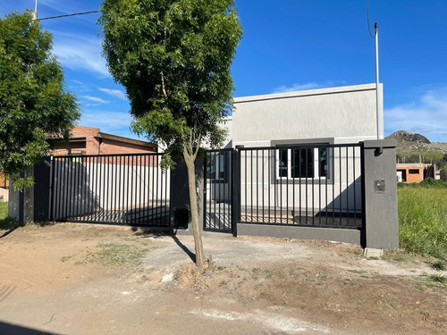 Casa En Venta - 2 Dormitorios 1 Baño - 350mts2 - Balcarce