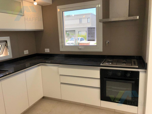 Casa Con Pileta De Construccion Tradicional - San Ramon Pilar Del Este