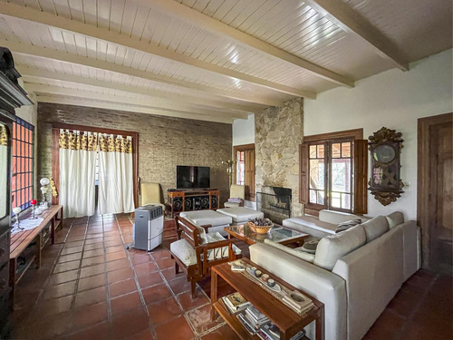 Casa De 3 Dormitorios Con 492 M2 Y Lote De 2.860 M2 En Los Raigales Roldan