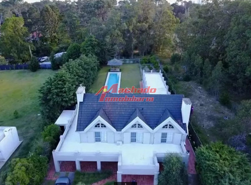 Imagen 1 de 11 de Oportunidad! Espectacular Casa En Zona Residencial!!!