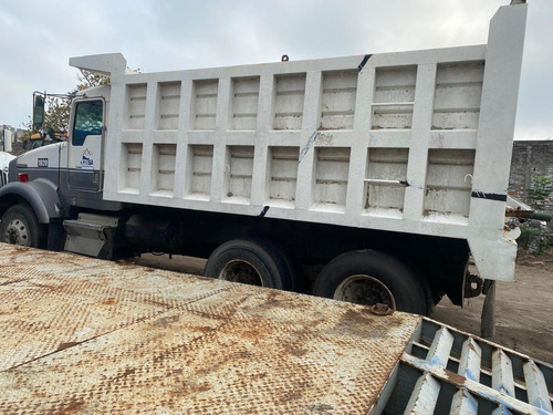Camión De Volteo Con Caja De 14 M3
