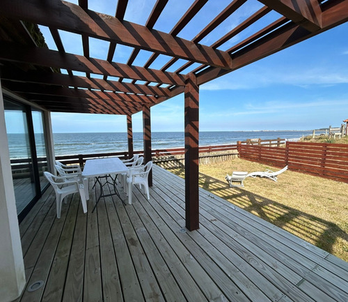 Inmobiliaria Costa Azul Vendea Casa De 2 Dormitorio Y 3 Baños En Zona De Costa Azul Con Excelente Vista Al Mar