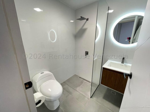 Jip 25-3629. Renta House Vende Hermoso 136 Mts2, Con Acabados De Primera Totalmente Remodelado. Urb Los Palos Grandes, Caracas