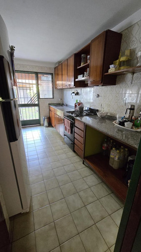 Solido Duplex De 4 Ambientes Con Cochera Y Jardin En Venta. Olivos