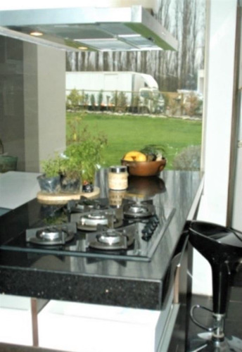 Casa En Venta De 5 Dorm. En Colina