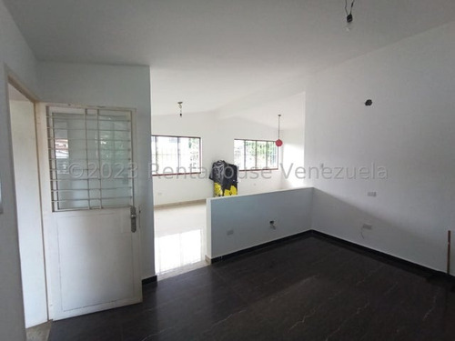 Casa En Venta En Colinas De Guataparo Valencia Mm Carabobo Con Patio Jardin Vigilancia Y Agua De Manantial
