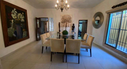 Venta De Casa Con Un Terreno Grande Con Estilo Colonial En Itzimna, Mérida