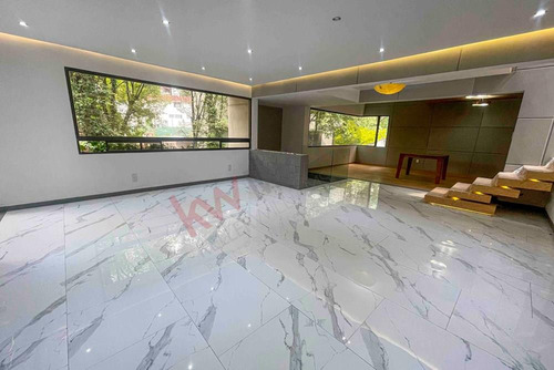 Espectacular Casa En Venta En Bosques De Las Lomas, Varios Niveles Con Jardín Y Remodelada