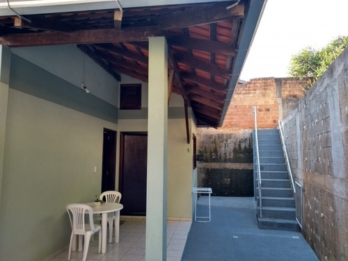 No Bairro Itoupava Norte, Para Quem Procura Morar Com Conforto E Boa Localização A Poucos Minutos Da Via Expressa. Casa Com 2 Pavimentos Contendo Na Parte Inferior Sala De Estar, Cozinha Com Móveis S