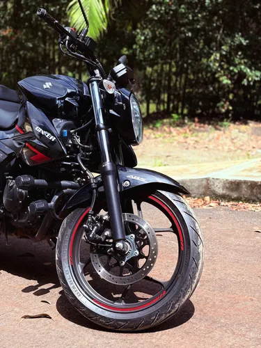 Gixxer 150 Fi Abs Color Negro Con Llantas Pirelli Nuevas