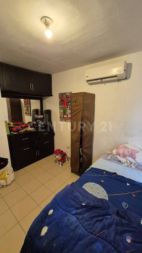 Casa En Venta En Col. Fuentes De Santa Lucia En Apodaca
