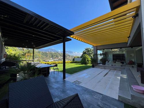 En Venta Casa Moderna Con Jardín Plano Y Vista Al Avila En La Urb. Prados Del Este, Calle Cerrada.