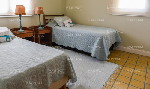 Moderna Casa De Cuatro Dormitorios En Playa Mansa Venta-ref:27936
