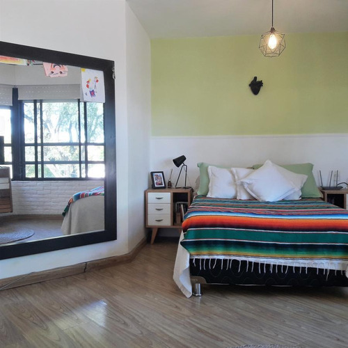 Casa En Buceo, Muy Buen Estado, 2 Dormitorios, 2 Baños, Cochera Y Parrillero