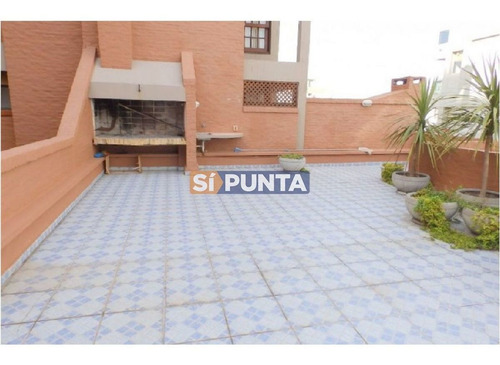 Imagen 25 de 27 de Apartamento De 2 Dormitorios Y 2 Baños A 1 Cuadra De Gorlero, Con Gran Terraza Y Parrillero Propio.