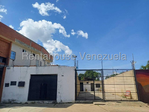 % Raiza Suarez Vende Amplio Terreno Comercial En Zona Oeste De Barquisimeto 2 5 8 5 6 1 Con Perimetro Cerco Electrico Area De Deposito Oficina Baño Con Todos Los Servicios Basicos Operativos