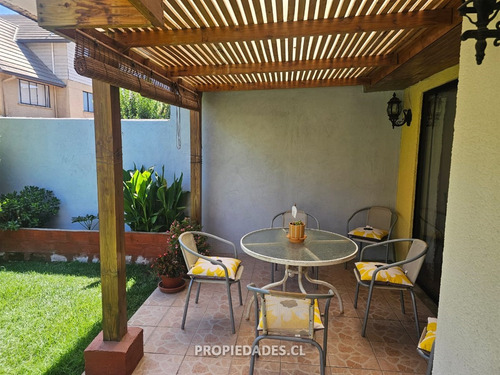 Casa En Venta De 4 Dorm. En Maipú