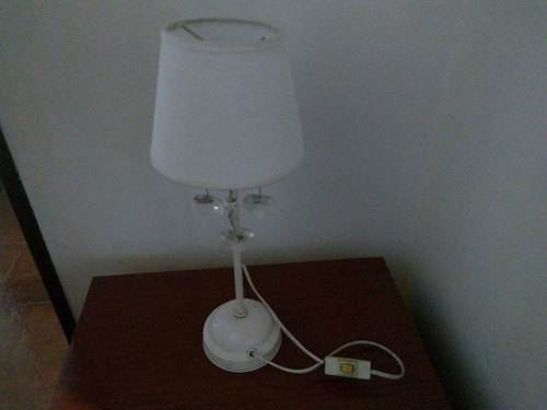 Lampara Velador De Mesa Con Caireles Habitacion Blanco Blanco (Usado)
