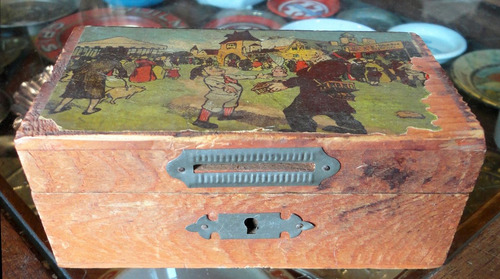 Imagen 2 de 4 de Juguete Antiguo Alcancía De Madera Con Motivo De Niño. 10476