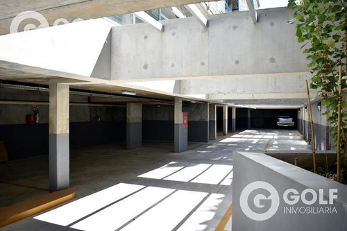 Ambiente En Parque Batlle Ideal Para Consultorio U Oficina, Con Patio Exclusivo.