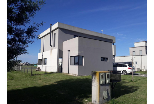 Casa En Venta En Canning San Lucas 5 Ambientes A La Laguna