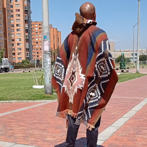 Imagen 5 de 8 de Maxi Ruana Poncho Hombre Mujer Lana Alpaca Con Capota Urbana