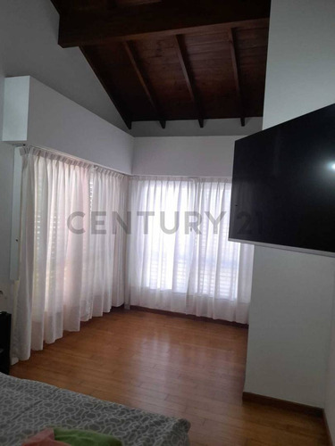 Casa En Venta Olivos - Roche - 6 Ambientes - Pileta - Parrilla - 2 Cocheras