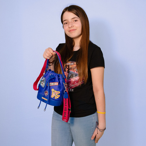 Bolsa De Jareta De Nicole Lee De Nylon Con Parches Ss25 Acabado de los herrajes Níquel Color Azul Correa de hombro Color Patch Diseño de la tela Color Patch