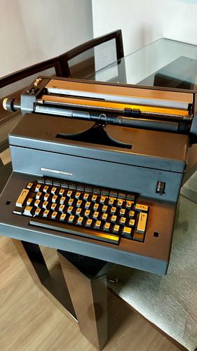 Máquina De Escrever Elétrica Olivetti Tekne 4