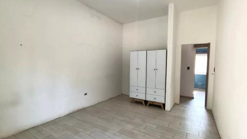 Casa En Venta - 2 Dormitorios 1 Baño - Cochera - 800mts2 - Paso Del Rey