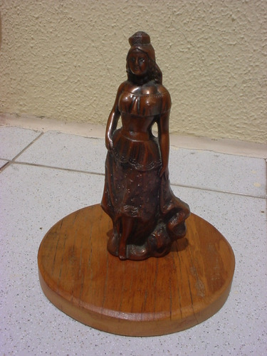  Antiga - Escultura Da Dama Em Metal Com Base De Madeira.