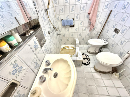 Casa En Venta De 4 Ambientes Con Jarín Y Cochera - Avellaneda