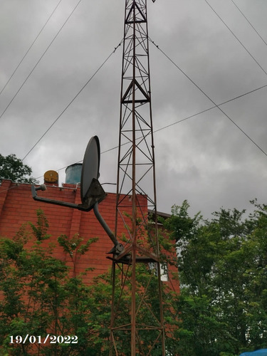 Torre De Rádio, Aproximadamente 25 Metros De Altura.