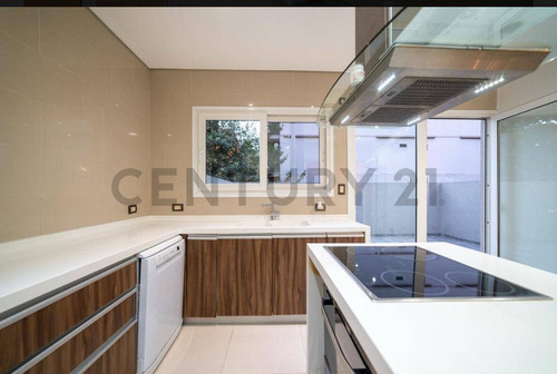 Venta Ph 3 Ambientes Con Patio Y Cochera/local En Zona Residencial De Lomas De Zamora.