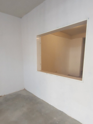 Imagen 5 de 11 de Local Comercial Av Michelena Calle Repuestos 0424.496.01.02