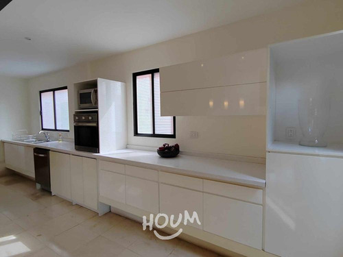 Casa En Jacarandas, Querétaro Con 3 Recámaras, 392 M², Id: 155560
