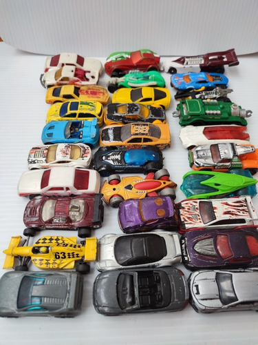 30 Hot Wheels Usado